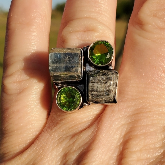 New Rough Kyanite & Peridot 925 Silver Ring. - Picture 3 of 16